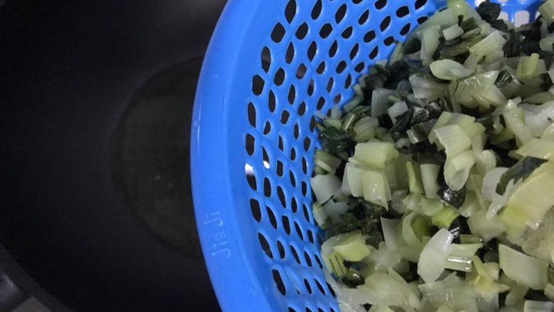 白玉菇杭椒炒腌白菜,待锅内油七分热时下腌白菜