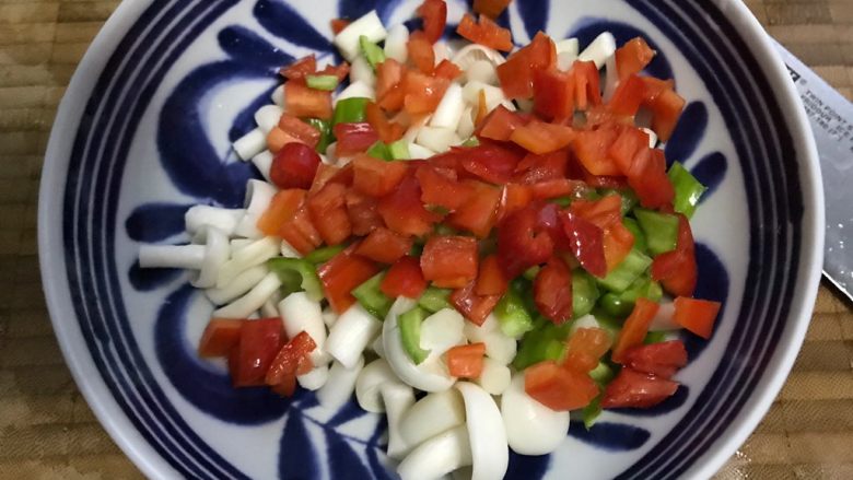 白玉菇杭椒炒腌白菜,杭椒去蒂去籽,洗净之后切碎
