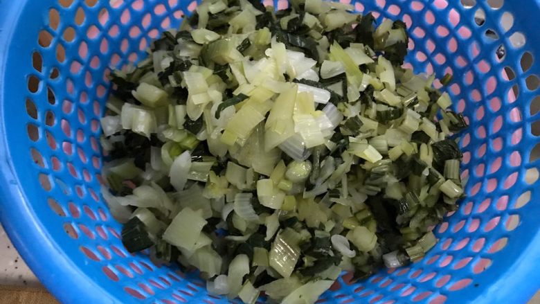 白玉菇杭椒炒腌白菜,切碎,稍微切的碎一点