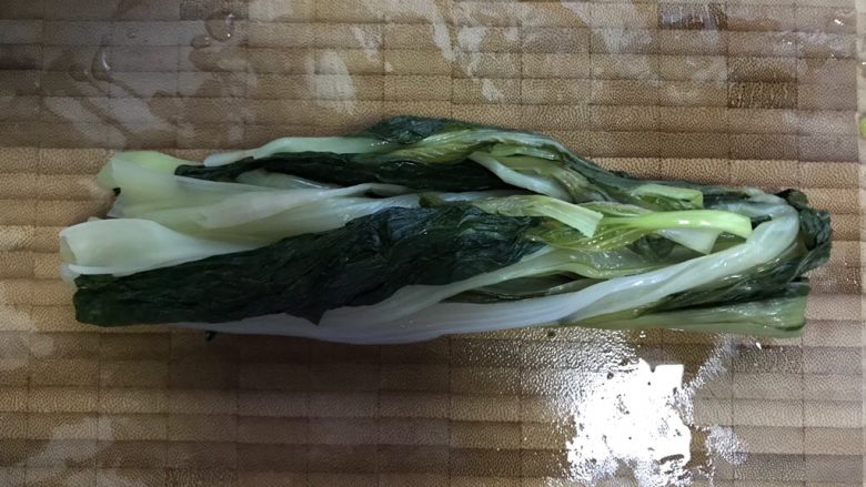 白玉菇杭椒炒腌白菜,泡好的腌白菜挑去黄叶不要,然后洗净,挤干水分