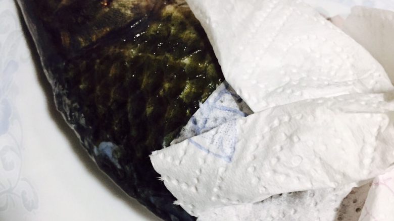 豆腐鲫鱼汤,用厨房纸把鱼身上的水分吸干,防止煎鱼时油溅起,还有掉皮煎焦