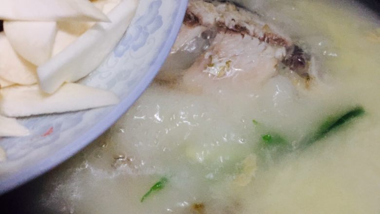 豆腐鲫鱼汤,加入鱼汤中同煮,关小火炖10分钟