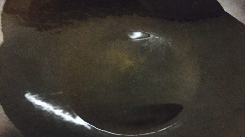 豆腐鲫鱼汤,热锅,放入适量油