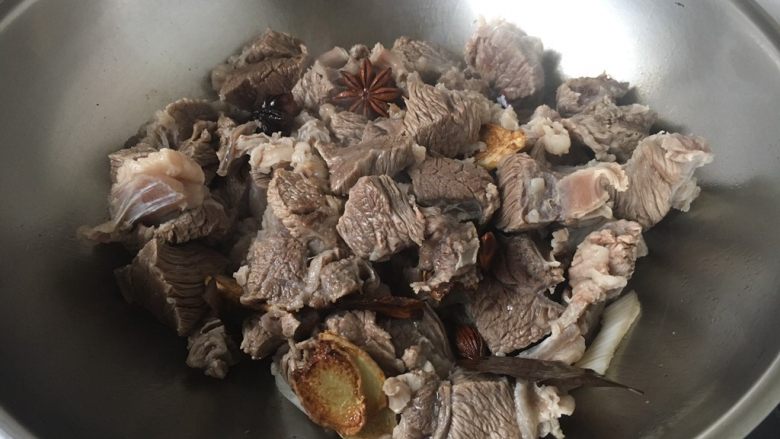番茄牛肉面(手擀面),放入牛肉略炒。