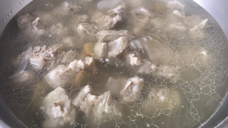 番茄牛肉面(手擀面),牛肉用凉水焯水,然后捞出来沥干水分。