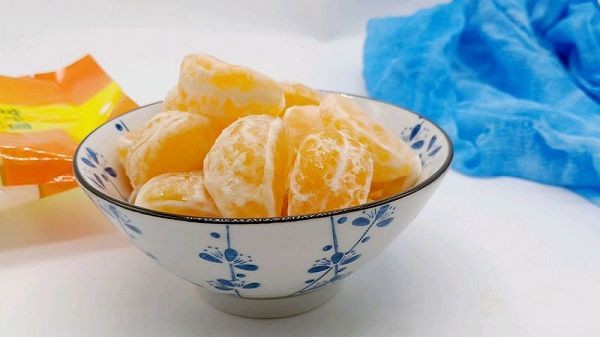 冰糖橘子,橘子剥去白色部分。