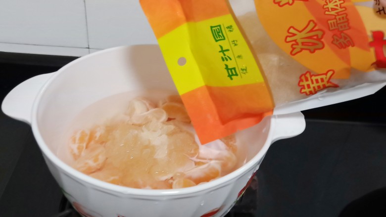 冰糖橘子,放入甘汁园的冰糖,根据口味的甜度来放。