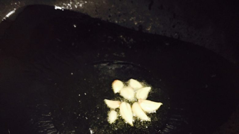 蒜炒皇帝菜,热锅,放入适量油,放进蒜头爆香