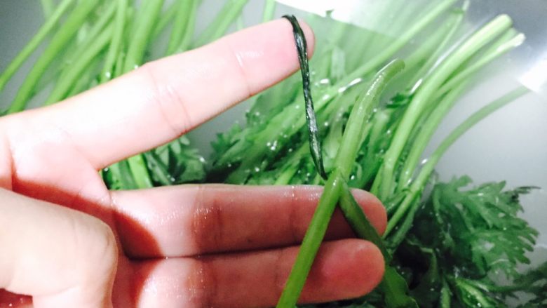 蒜炒皇帝菜,浸泡10分钟后,挑选出不新鲜的叶子