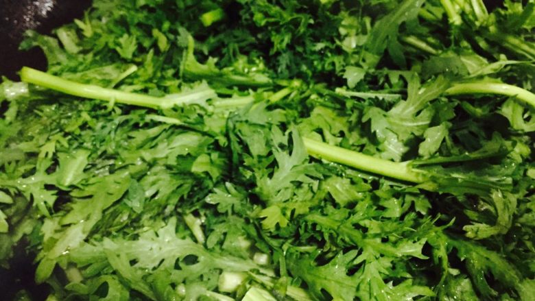 蒜炒皇帝菜,放入皇帝菜翻炒