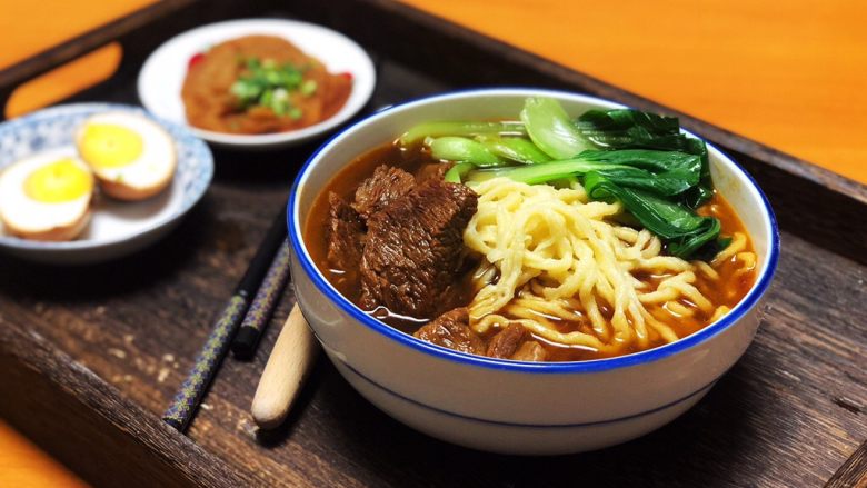 番茄牛肉面(手擀面),将煮熟的面条盛在碗中,浇上番茄牛肉,再配上一些时蔬就可以享用了。