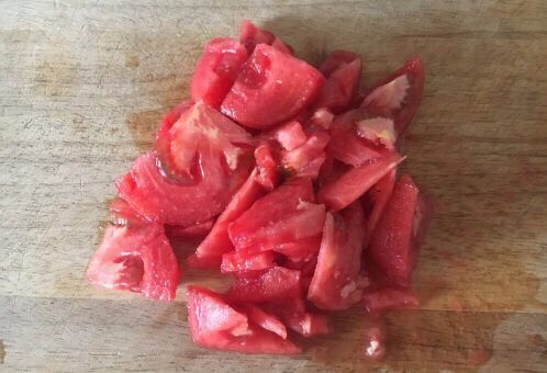 番茄牛肉面(手擀面),<a style='color:red;display:inline-block;' href='/shicai/ 59'>番茄</a>清洗干净,切成大块。