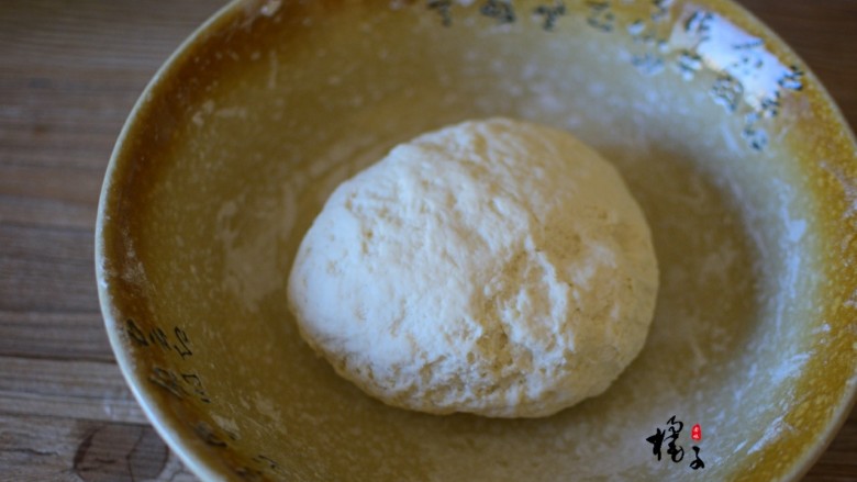 猪肉蒜苗馄饨,<a style='color:red;display:inline-block;' href='/shicai/ 519'>面粉</a>中缓慢加入清水,一边倒一边用筷子搅拌成絮状,再用手揉成光滑的面团,盖上保鲜膜静置30分钟