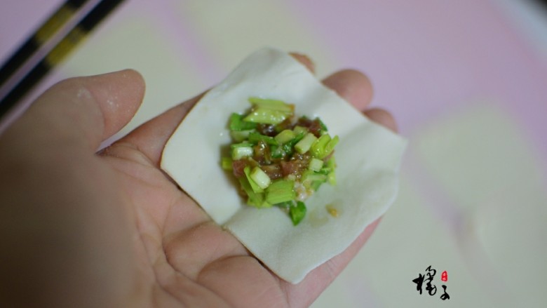 猪肉蒜苗馄饨,取出一个正方形的面片,把馅放中间