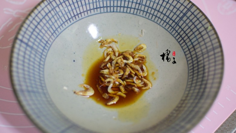 猪肉蒜苗馄饨,碗中加入少许生抽、<a style='color:red;display:inline-block;' href='/shicai/ 288'>虾皮</a>,加少许煮馄饨水