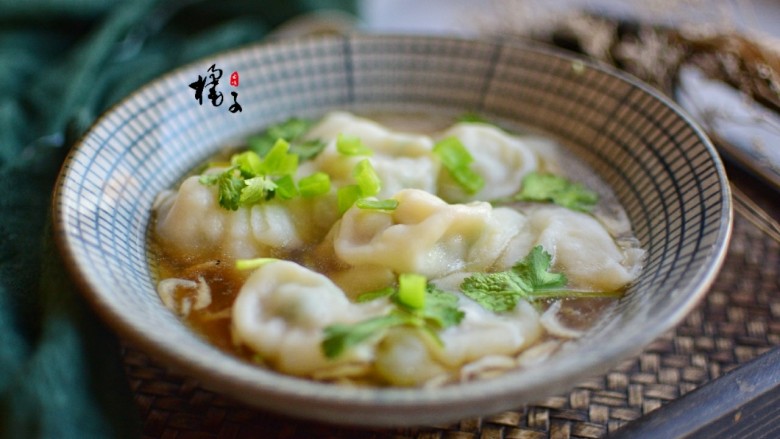猪肉蒜苗馄饨,再把馄饨盛入碗中,撒少许葱花和<a style='color:red;display:inline-block;' href='/shicai/ 131'>香菜</a>