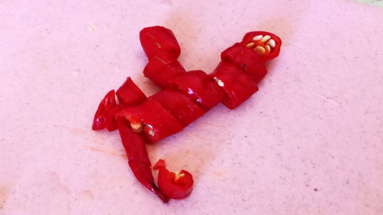 肉皮烧土豆片,红椒切段