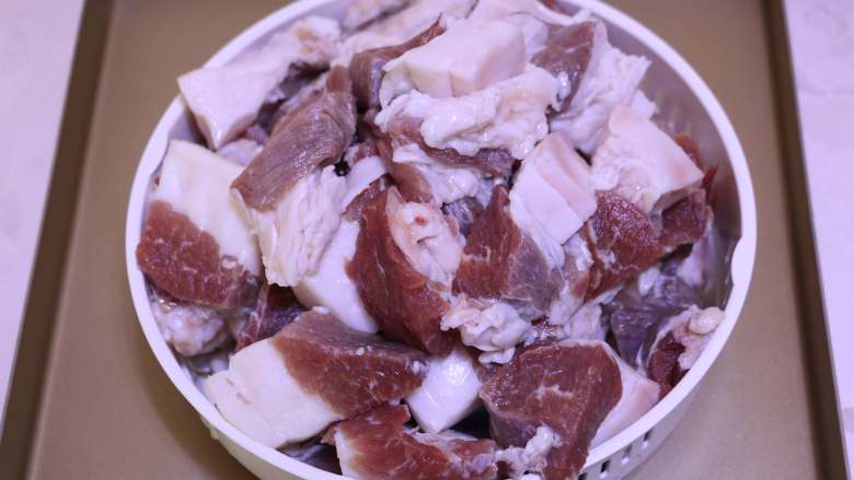 家常四喜丸子,准备食材,猪肉切小块,