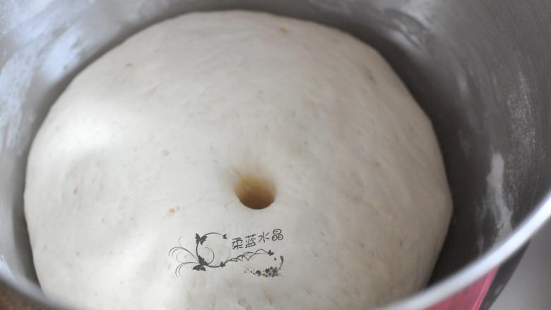 五香发面饼,放在温暖的地方发酵至两倍大,手指按下不回缩,底部呈现蜂窝状。