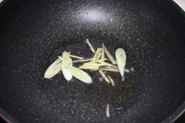 藕丁小炒,锅内倒入适量食用油,煸香葱姜。