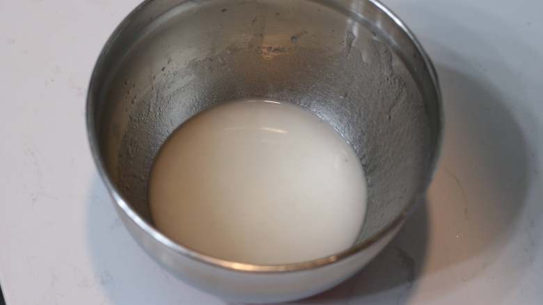 乳糖不耐受体质吃货必选—抹茶栗子蛋糕卷,热水与<a style='color:red;display:inline-block;' href='/shicai/ 857'>植物油</a>混合后用蛋抽打至乳化。水越热越好,开水最棒啦~哈哈。乳化这一步很重要,一定要图片这种完全为一体的状态