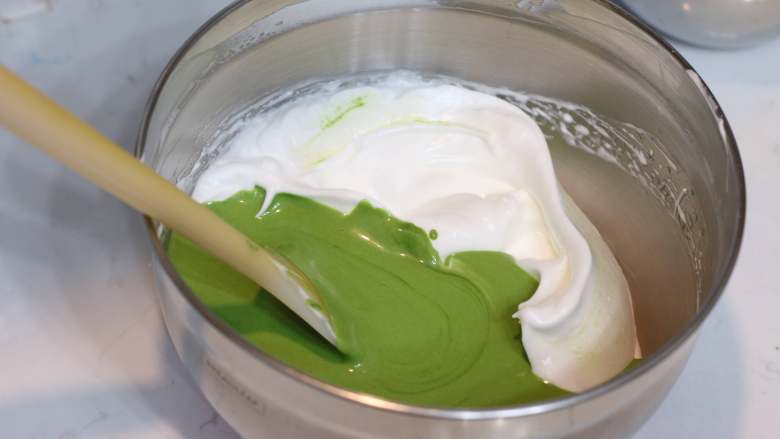 乳糖不耐受体质吃货必选—抹茶栗子蛋糕卷,【步骤9】倒回剩余的蛋白霜中,继续翻拌混合均匀