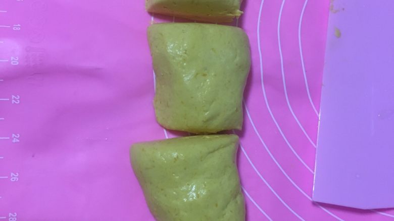 紫薯南瓜丸子,5️⃣ 揉成竖状面团,用刮刀切块。