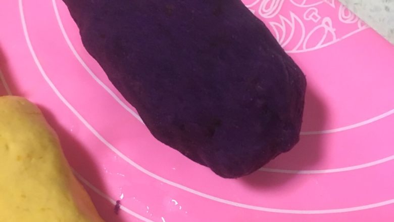 紫薯南瓜丸子,6️⃣ 紫薯压成泥,揉成竖条状。