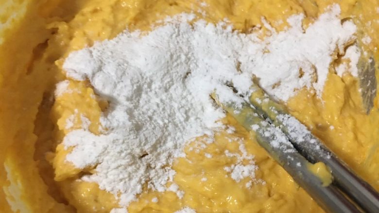 紫薯南瓜丸子,3️⃣ 分次加入淀粉,大概有一盆的量。