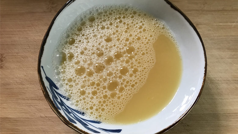 泡面虾皮蛋羹 ,加入少许盐和<a style='color:red;display:inline-block;' href='/shicai/ 718'>料酒</a>后打散,再加入等量的温水,搅匀。