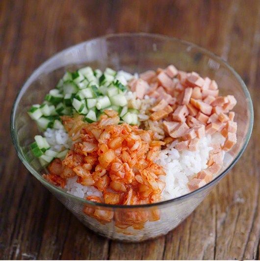 里脊肉包饭团,准备好所需食材。