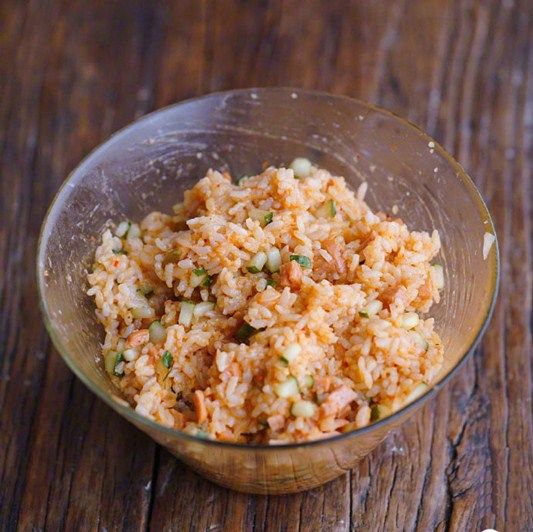 里脊肉包饭团,戴上一次性手套或用筷子把米饭和食材拌匀；