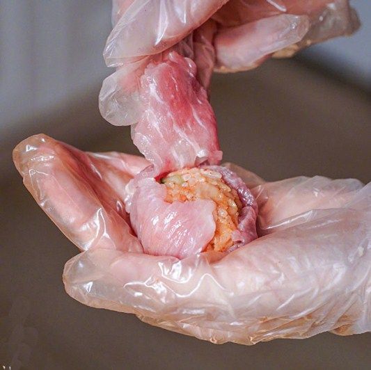 里脊肉包饭团,裕滨纯粮年猪里脊肉切薄皮，撒上一点盐，米饭搓成球，用两片肉包成饭团。