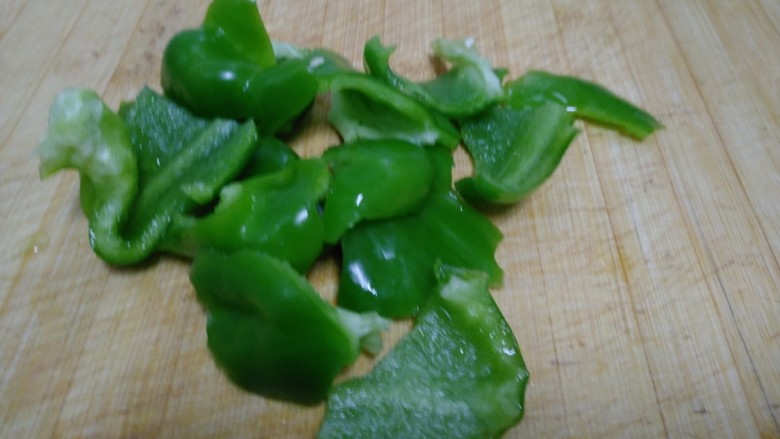 大虾炒米,<a style='color:red;display:inline-block;' href='/shicai/ 3536'>菜椒</a>洗净,掰块。