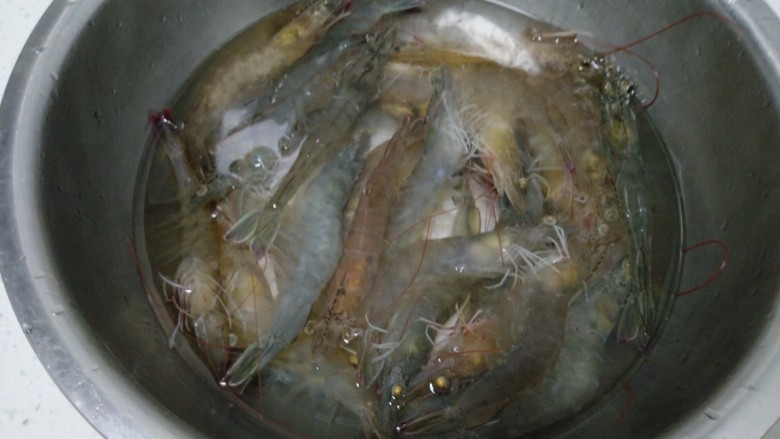水煮大虾,<a style='color:red;display:inline-block;' href='/shicai/ 296'>大虾</a>洗净。