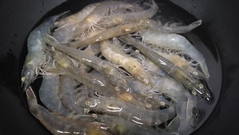 水煮大虾,大虾放入锅中。