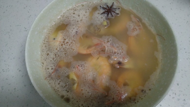 水煮大虾,浸泡30分钟。