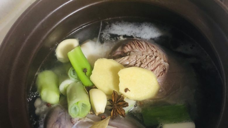 自制酱牛肉,开水炒血沫儿,重新放入清水以及所有调料,除了盐和生抽。大火烧开,文火慢炖大概一个半小时。