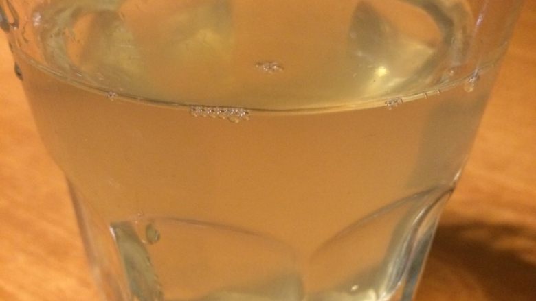 百变水果 葡萄🍇酵素,加30度以下温水150ml,最好每天早上空腹饮用,第一次饮最好在休息日,因为有点腹泻的感觉,但无问题,属正常现象。