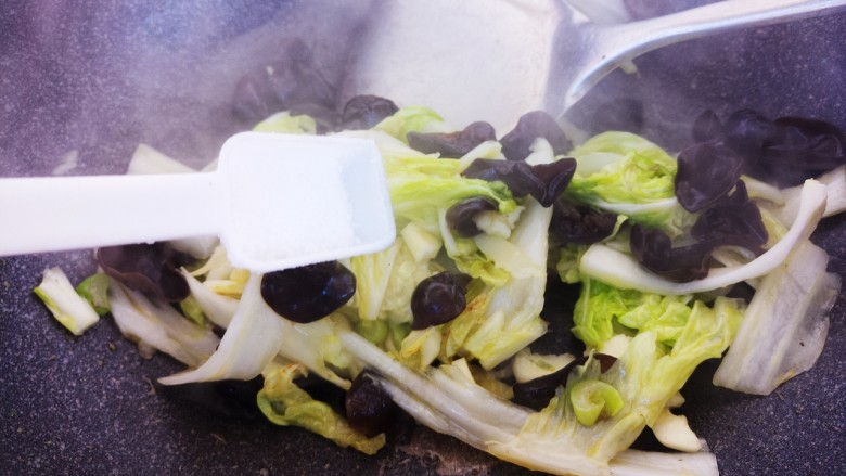 炒黑白菜,再翻炒,加一勺盐。