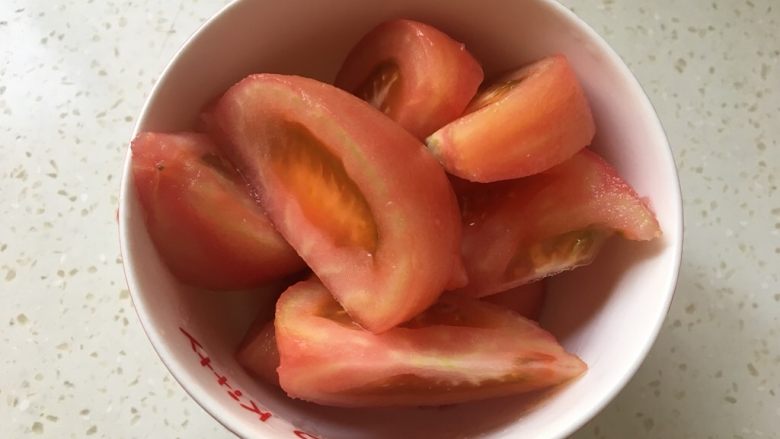 番茄花菜,番茄切成块备用。