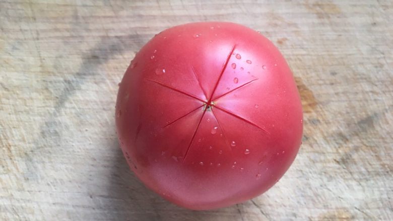 番茄花菜,<a style='color:red;display:inline-block;' href='/shicai/ 59'>番茄</a>切二个十字形，放开水中烫二分钟去皮。