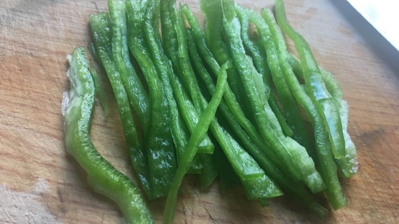 番茄花菜,<a style='color:red;display:inline-block;' href='/shicai/ 61'>青椒</a>切成丝备用。