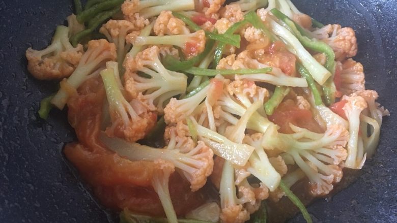 番茄花菜,加少许<a style='color:red;display:inline-block;' href='/shicai/ 7963'>虾粉</a>翻炒均匀出锅。