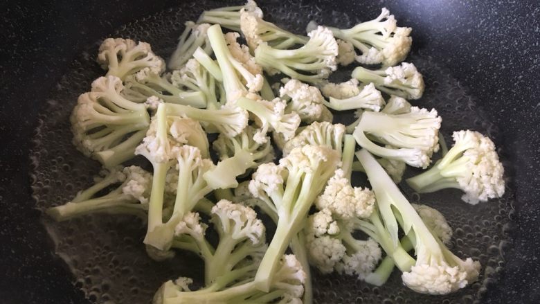 番茄花菜,锅中加水加2克盐，把花菜焯水。