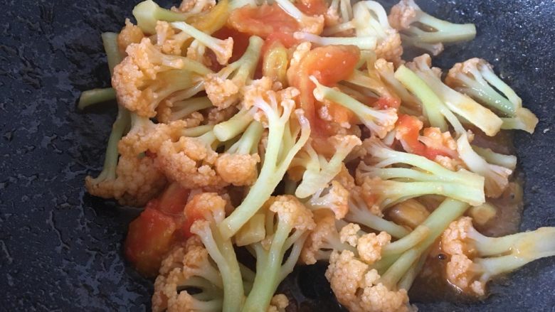 番茄花菜,加入盐翻炒均匀。