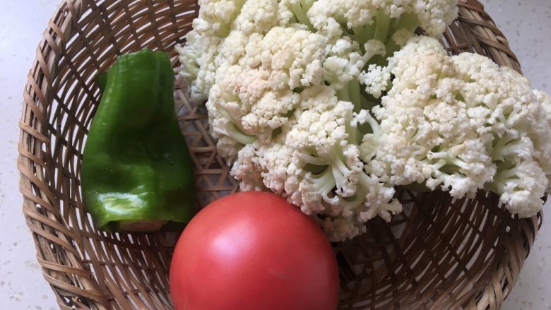 番茄花菜,准备食材。