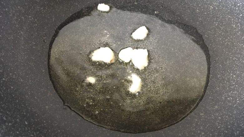 番茄花菜,热锅热油放入<a style='color:red;display:inline-block;' href='/shicai/ 2795'>蒜头</a>炒香。