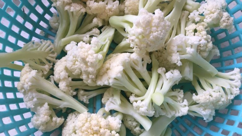 番茄花菜,<a style='color:red;display:inline-block;' href='/shicai/ 6807'>有机花菜</a>撕成小朵备用。