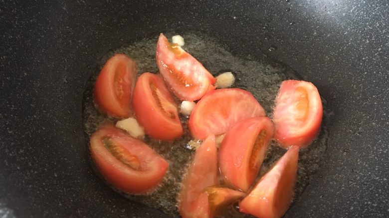 番茄花菜,放入番茄翻炒。